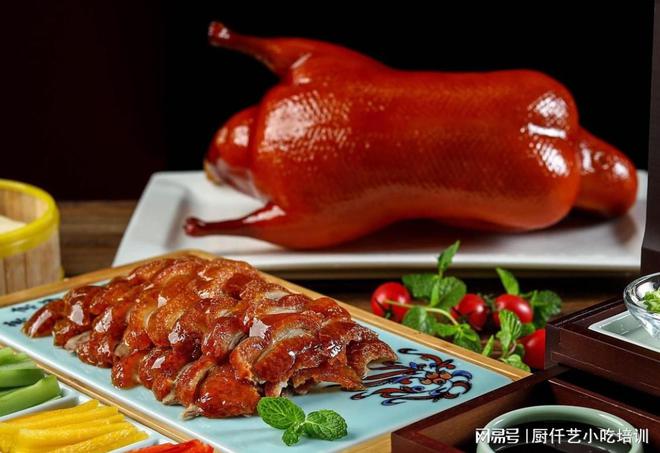 攻略掌握正宗技艺开启餐饮新篇章！k8凯发国际登录烤鸭技术培训全(图2)